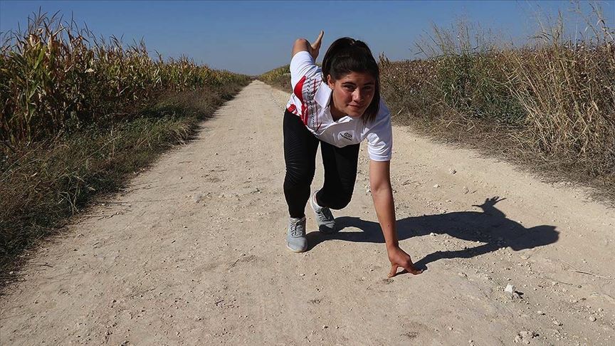 Köyde toprak yolda antrenman yapan genç atlet Gülistan’ın hayali milli takım