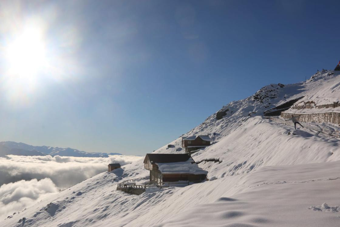 Kaçkar Dağları yaylalarında ‘bulut denizi’ ve kar görenleri büyülüyor