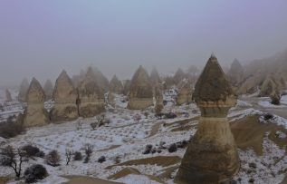 Kapadokya’da kar ve sis turistleri büyüledi