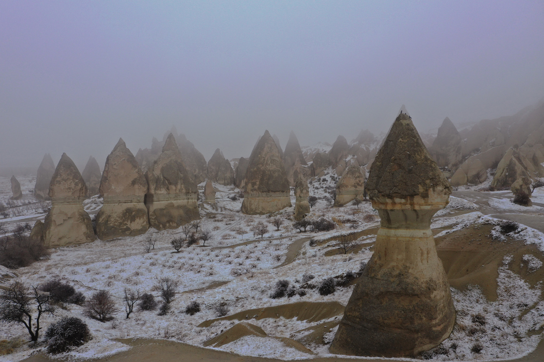 Kapadokya’da kar ve sis turistleri büyüledi