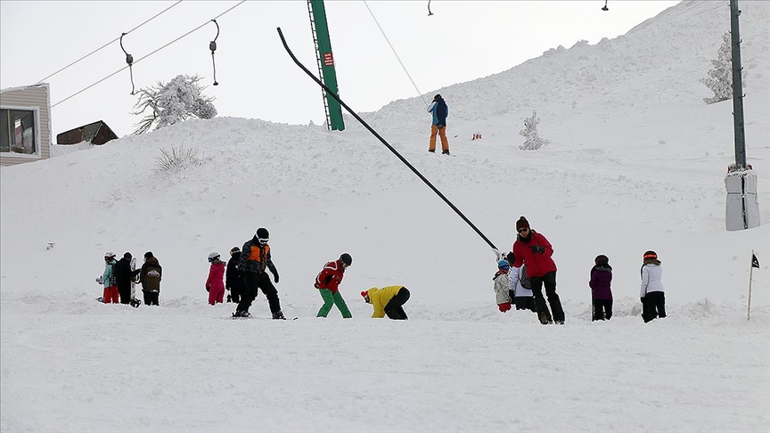 Kayak merkezlerinde en fazla kar kalınlığı 198 santimetreyle Kartalkaya’da ölçüldü