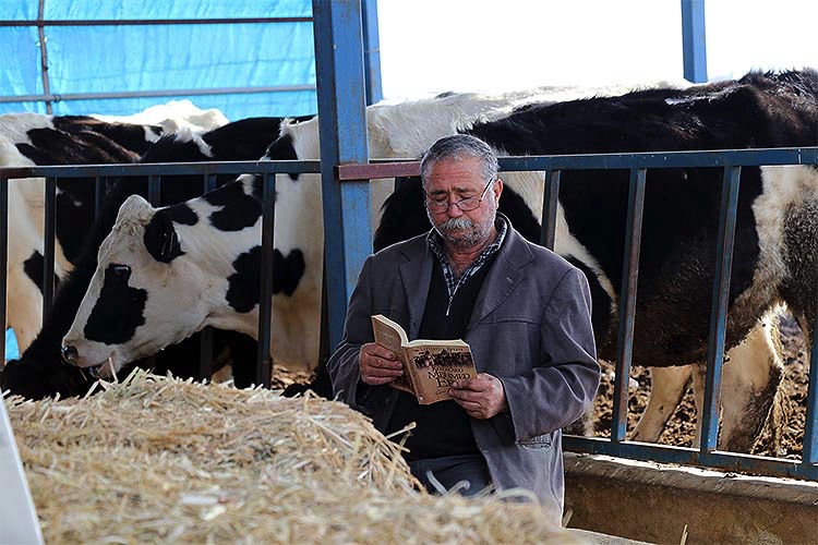 Kitap kurdu Ali dede okuma aşkıyla gençlere örnek oluyor