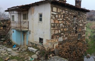 Manisa’da bir evin duvarında kullanılan antik lahit müzeye taşınacak