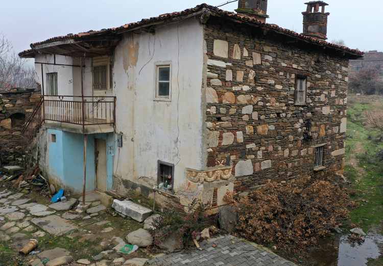 Manisa’da bir evin duvarında kullanılan antik lahit müzeye taşınacak