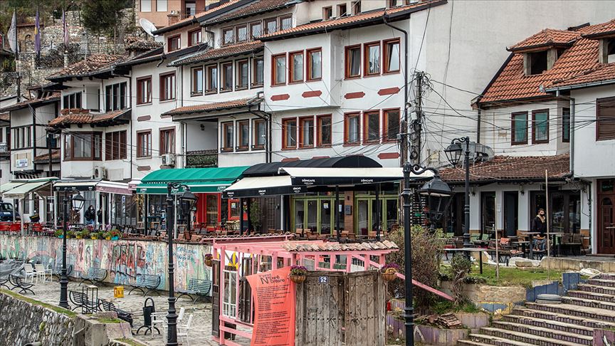 Prizren’in yıkılan evlerinin kapı ve pencereleri sergide buluştu