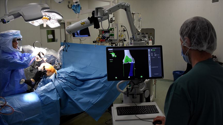 Robotik cerrahiyle diz ve kalça ameliyatlarında hata riski sıfıra iniyor