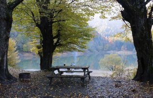 Sülüklügöl Tabiat Parkı’nda sonbaharın güzellikleri yaşanıyor