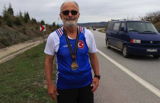 İstanbul Maratonu’nda Kovid-19 engeline takılan Hasan amca kendi rotasını koştu