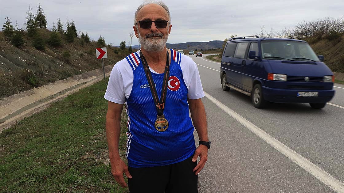 İstanbul Maratonu’nda Kovid-19 engeline takılan Hasan amca kendi rotasını koştu