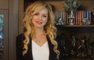 Türk sanat müziği ve opera sanatçısı Efruze: Yorumculuğun altında çok derin bir araştırmacı yatıyor