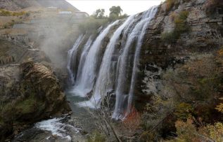 ‘Türkiye’nin en büyük şelalesi’nde sonbahar güzelliği’