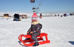 Turistler güneşli havanın keyfini Cıbıltepe’de kayak yaparak çıkardı