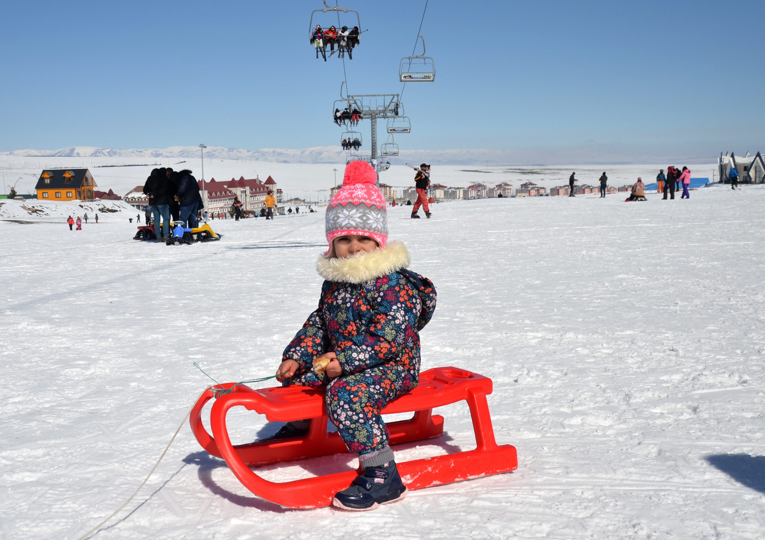 Turistler güneşli havanın keyfini Cıbıltepe’de kayak yaparak çıkardı