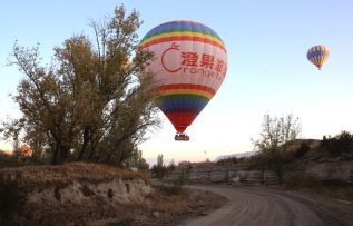 Turistler Kapadokya’da sonbaharın renklerini gökyüzünden izliyor