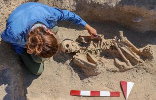 Van’da takılarıyla gömülmüş Urartulu kadın mezarı ortaya çıkarıldı