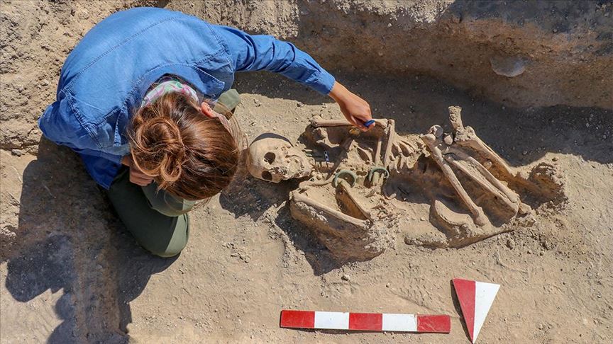 Van’da takılarıyla gömülmüş Urartulu kadın mezarı ortaya çıkarıldı