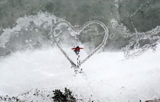 Yüzeyi buz tutan Limni Gölü ziyaretçilerini büyülüyor