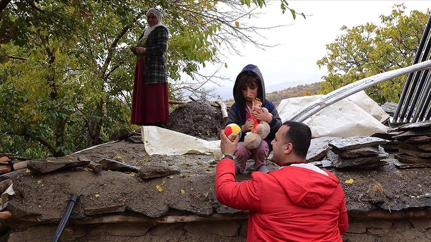 Yaptığı takıları takas ettiği oyuncaklarla köylerdeki çocukların yüzünü güldürüyor