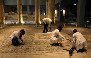 Zeugma Mozaik Müzesi’ndeki eserler “cerrah” hassasiyetiyle temizleniyor