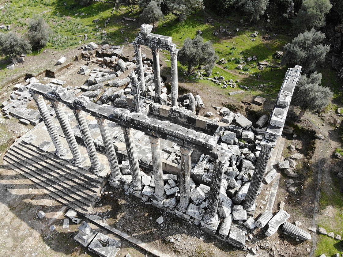 Zeus Tapınağı, kendi malzemesiyle restore ediliyor