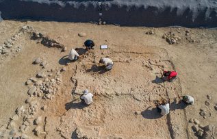 İzmir’deki Yeşilova Höyüğü kazılarında balık avında kullanılan ağırlıklar bulundu