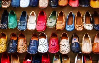 Rüyada Kapı Önünde Çok Ayakkabı Görmek