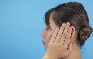 Tatilde kulak sağlığını tehdit eden faktörlere dikkat!