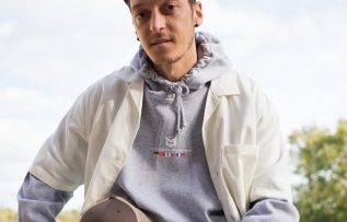 Ünlü futbolcu Mesut Özil, mücevher markasının yüzü oldu