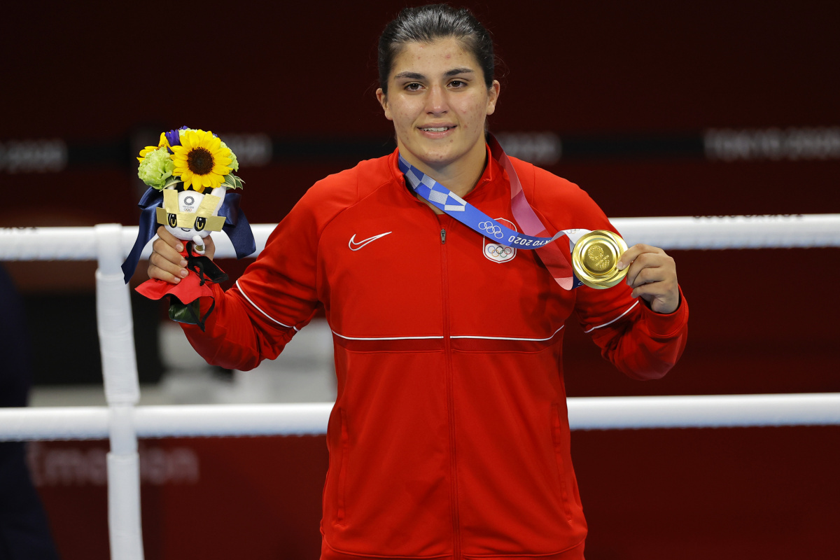 Türk boks tarihinde bir ilkte Busenaz Sürmeneli’den geldi: “Kadın boksuna bakış açını değiştirdiğim için çok mutluyum”