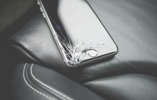 Rüyada Telefon Camı Kırılması