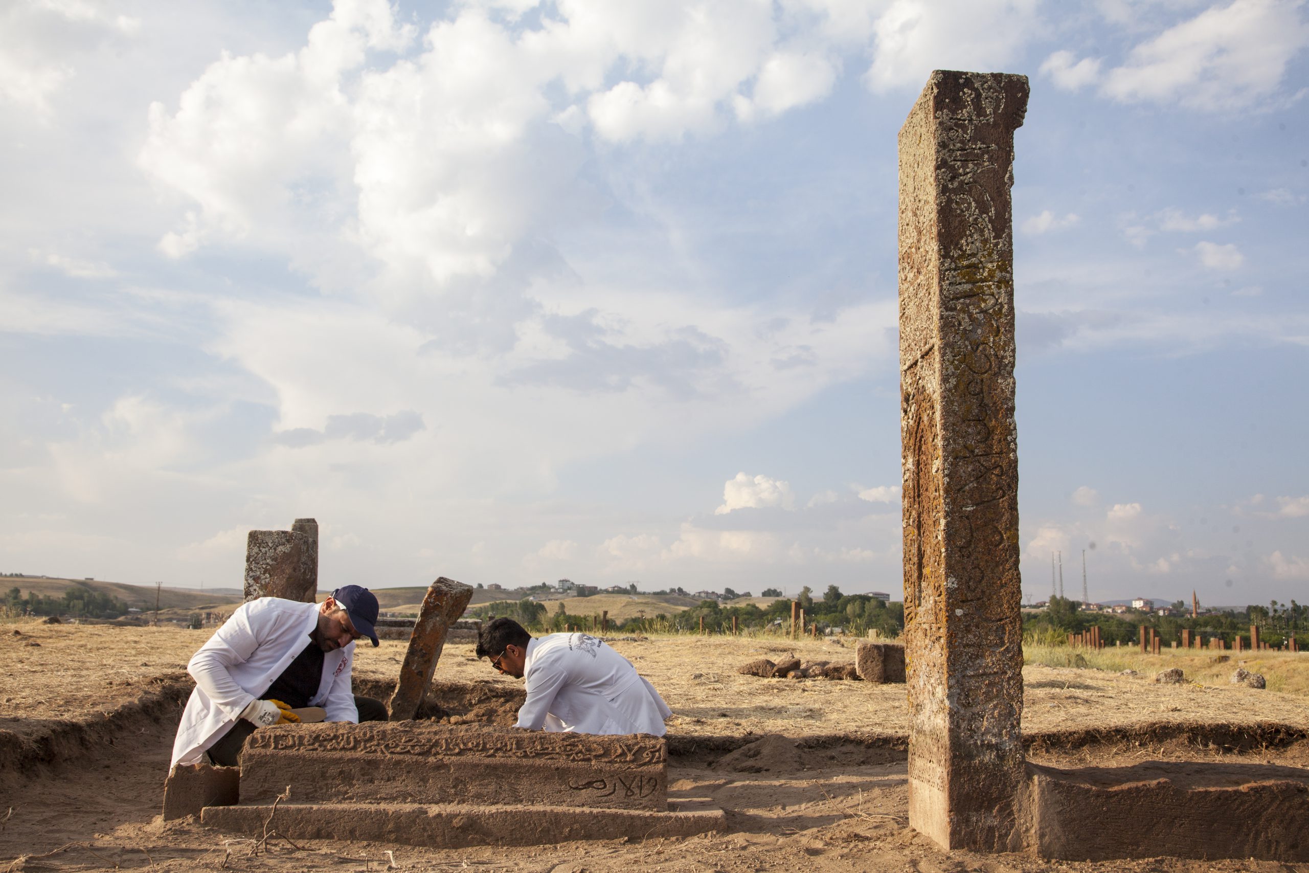 Dünyanın en büyük Türk İslam Mezarlığı Ahlat Selçuklu’da iki sanduka bulundu