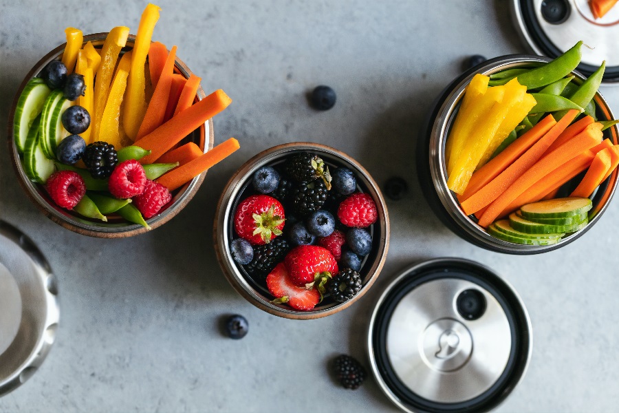 Meyve ve sebzelerden renkli bir tabak yapın!