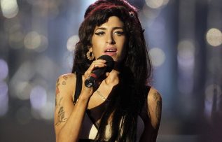 Amy Winehouse’un eşyaları çocuk ve gençler yararına satılıyor