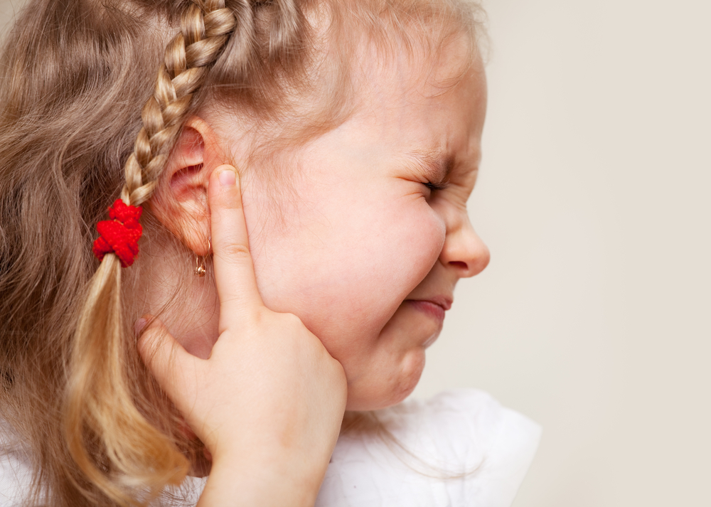 Çocuğunuz eli sürekli kulağındaysa orta kulak iltihabı olabilir!
