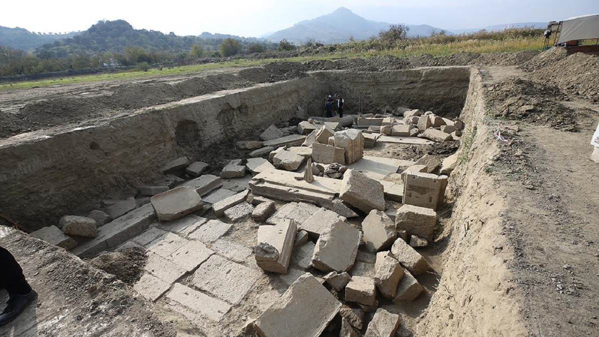 Magnesia Antik Kenti’ndeki “Zeus Tapınağı” nın çoğu gün yüzüne çıkartıldı