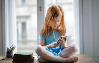 Teknoloji bağımlılığı sinyal veriyor! Çocuklar günde en az üç saatini harcıyor!
