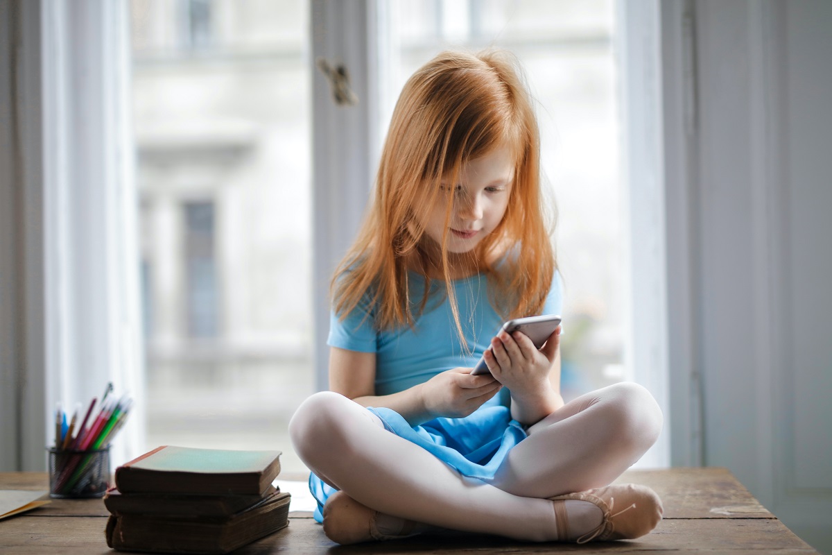 Teknoloji bağımlılığı sinyal veriyor! Çocuklar günde en az üç saatini harcıyor!