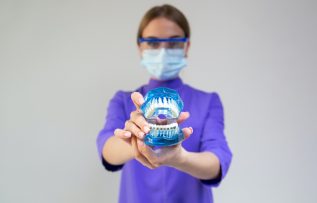 Yanlış uygulanan implant tedavileri ağız ve diş yapısını tehdit ediyor!