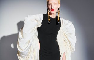 Siyahın en iddialı hali: Schiaparelli Haute Couture İlkbahar/ Yaz 2022
