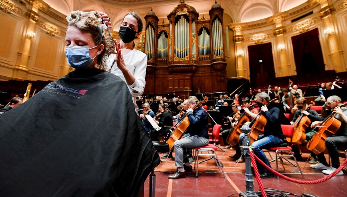 Kültür-sanat sektörünün faaliyetleri durduruldu! Hollanda’da tiyatro ve konser salonları güzellik salonu oldu!