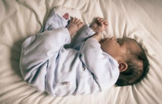 Bebeğiniz gece sık uyanıyorsa uyku sorunu olabilir!