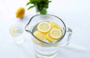 Uyanınca neden ılık limonlu su içmeliyiz?