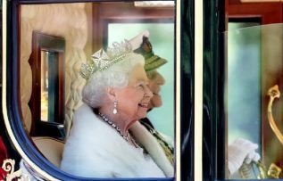 Kraliçe Elizabeth’in kişisel mücevher koleksiyonu sergilenecek