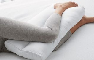 Bacak arasına yastık koyarak uyumanın vücuda etkisi nedir?