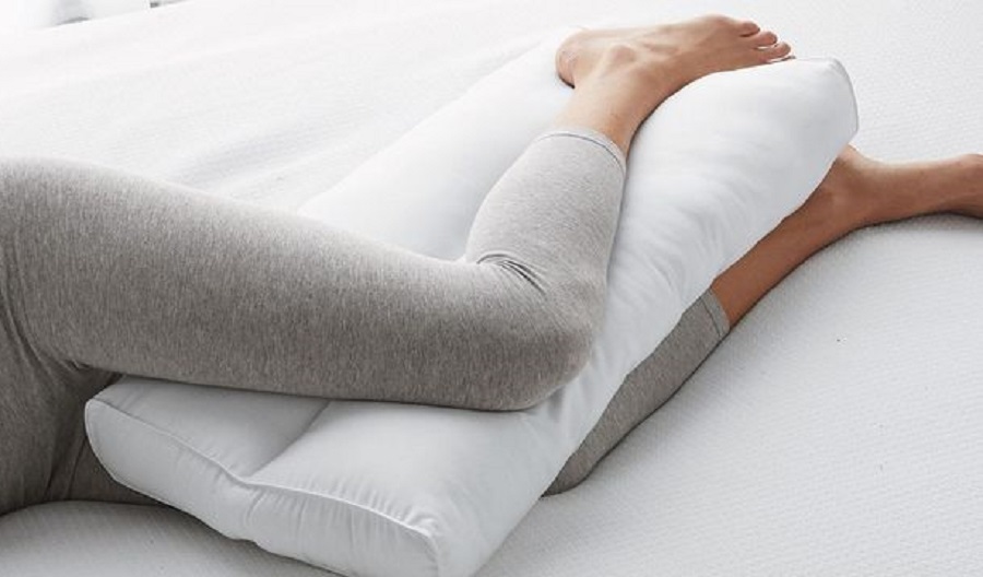 Bacak arasına yastık koyarak uyumanın vücuda etkisi nedir?