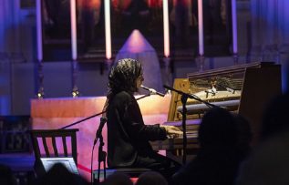 Türk piyanist ve besteci Büşra Kayıkçı Londra’da konser verdi