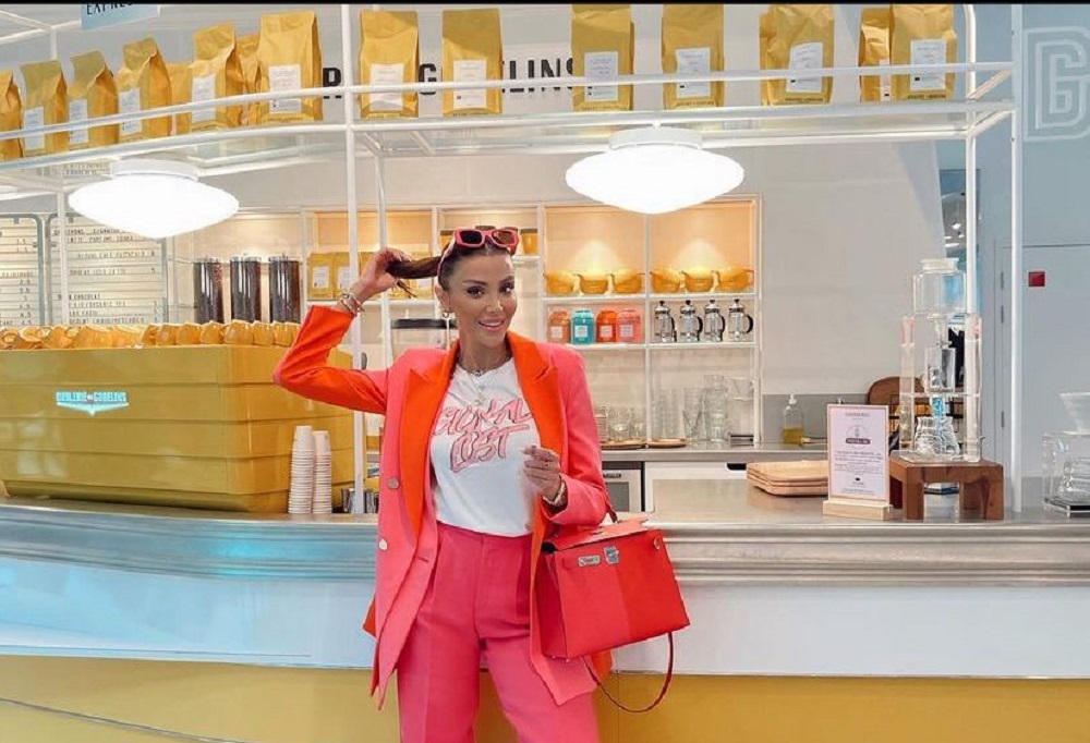 Özge Ulusoy modanın merkezi Paris’te Mizalle markasını tercih etti