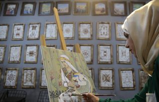 Mardinli ressam tarihi çarşıda engelliler için sanatını sürdürüyor