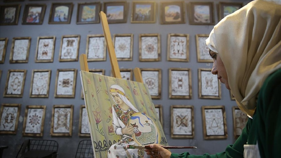 Mardinli ressam tarihi çarşıda engelliler için sanatını sürdürüyor