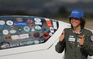 Dünyayı tek başına dolaşan17 yaşındaki en genç pilot